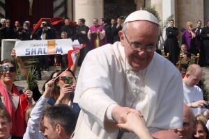 papież franciszek przejeżdża pomiędzy wiernymi na placu świętego piotra